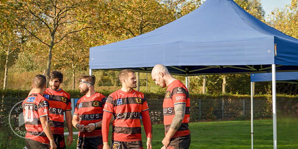 Ein mobiler Faltpavillon als Wetterschutz beim Rugby